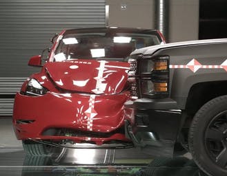 Al momento stai visualizzando In Tesla usano i dati reali degli incidenti per progettare auto più sicure, a prova di qualsiasi impatto