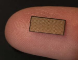 Scopri di più sull'articolo Dai transistor ai neuroni: come funziona Loihi 2, il chip neuromorfico Intel nato per l’intelligenza artificiale