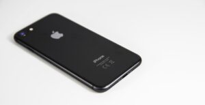 Scopri di più sull'articolo L’UE è pronta ad accusare Apple: non permette alle altre aziende di usare l’NFC per i pagamenti mobile sugli iPhone