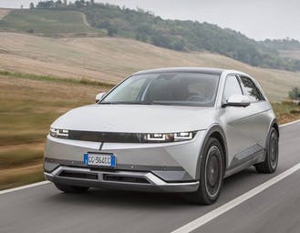 Al momento stai visualizzando Hyundai IONIQ 5 è qui. Caratteristiche, prezzi, prime impressioni di guida