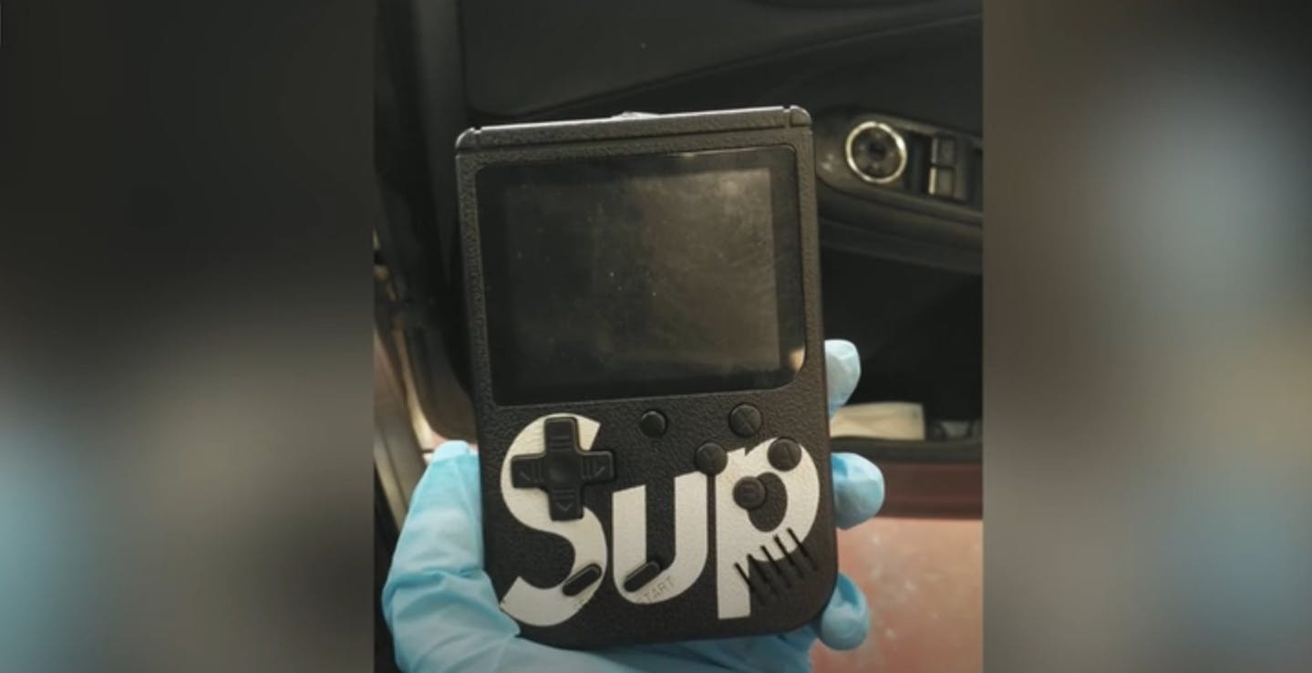 Inghilterra, rubavano auto con un Game Boy modificato: arrestati