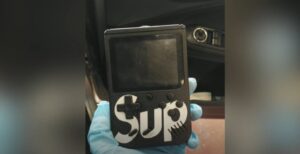 Scopri di più sull'articolo Inghilterra, rubavano auto con un Game Boy modificato: arrestati