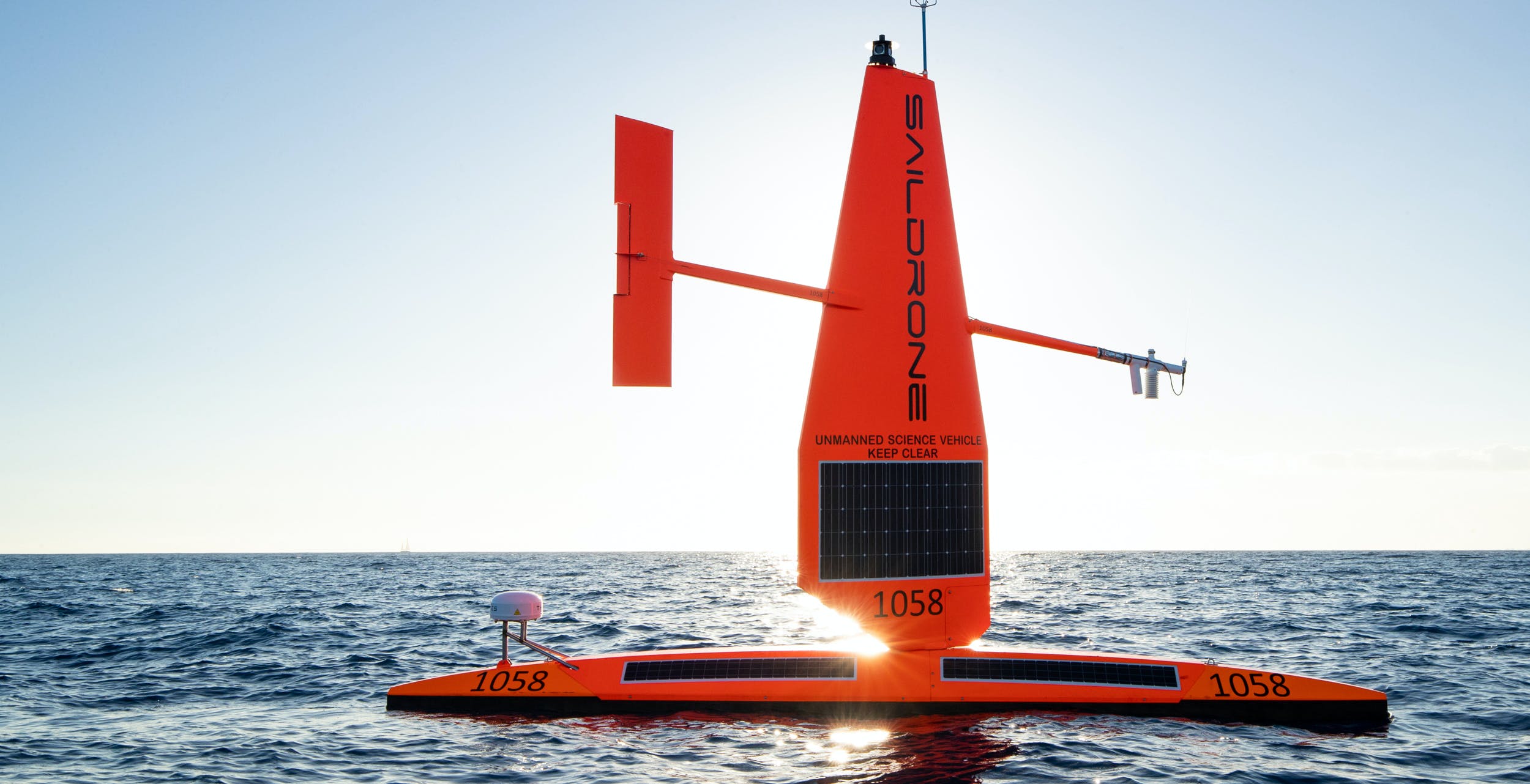 Al momento stai visualizzando Un drone acquatico sfida l’uragano. Il primo video mai realizzato nel “cuore di un ciclone”