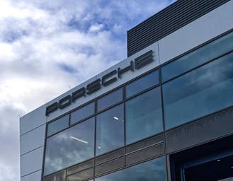 Al momento stai visualizzando Obiettivo impatto zero: le tecnologie di Porsche per vincere la sfida della sostenibilità