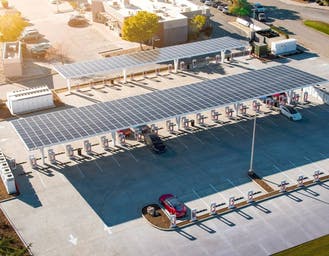 Al momento stai visualizzando Tesla cambia: i Supercharger ora sono aperti anche alle auto non Tesla