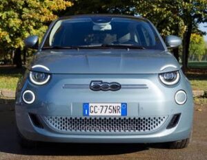 Scopri di più sull'articolo Alla guida di Nuova 500: l’elettrica più venduta in Italia diverte e affascina, ma a che prezzo