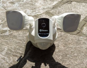 Scopri di più sull'articolo Swann Floodlight Security in prova: la camera di sorveglianza con le “antenne di luce”
