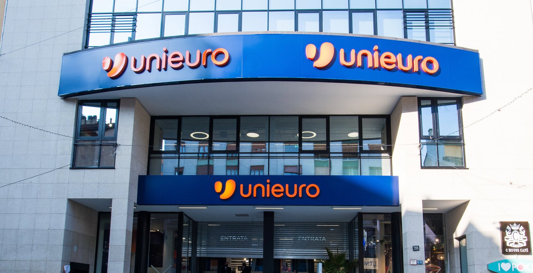 Nuovo negozio Unieuro a Milano in via Marghera. Prende il posto del vecchio Mondadori