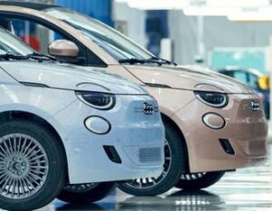 Scopri di più sull'articolo “Il futuro di Stellantis è elettrico, ma già ora siamo leader in Italia”. In visita a Mirafiori alla linea della 500 elettrica