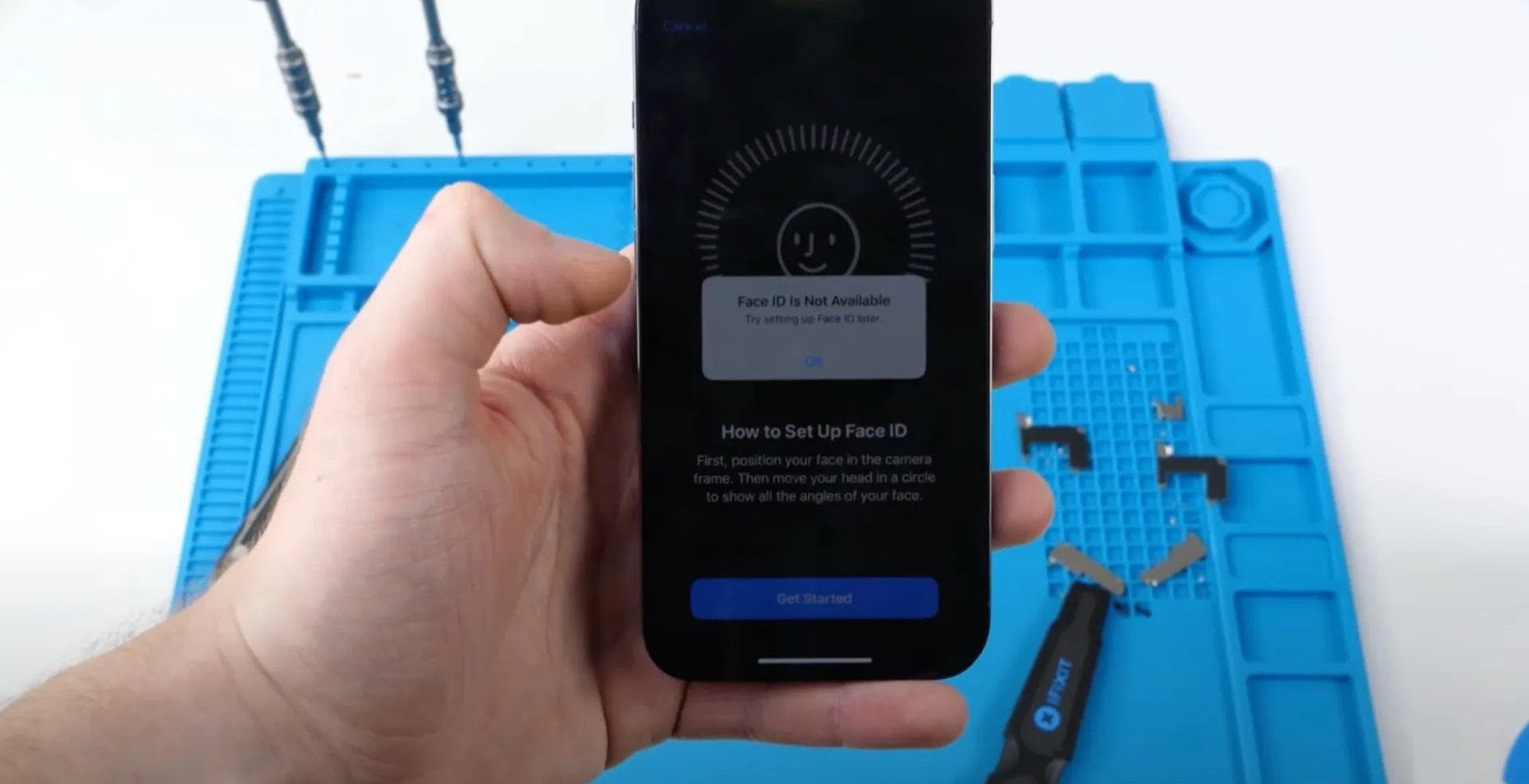 Al momento stai visualizzando Apple fa marcia indietro: sarà possibile far riparare lo schermo di iPhone 13 ovunque, senza conseguenze sul Face ID