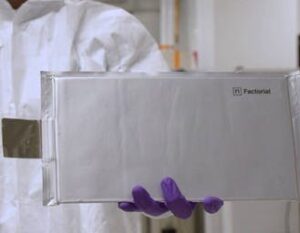 Scopri di più sull'articolo Stellantis collaborerà con Factorial per integrare le sue batterie a stato solido: l’autonomia potrebbe aumentare fino al 50%