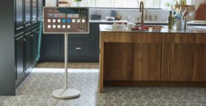 Scopri di più sull'articolo Questo è StanbyME, il TV LG a batteria che può essere facilmente spostato da una stanza all’altra