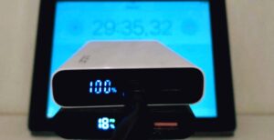 Scopri di più sull'articolo Un powerbank da 10000mAh si carica dallo 0 al 100% in appena 27 minuti grazie al grafene sugli elettrodi. In vendita a 60 dollari