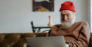 Scopri di più sull'articolo Uno studio italiano ha dato Alexa ad alcune persone anziane: si sono sentite meglio e meno sole