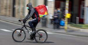 Scopri di più sull'articolo La Commissione Europea potrebbe rivoluzionare il futuro dei rider: dovranno essere assunti, con tutte le tutele