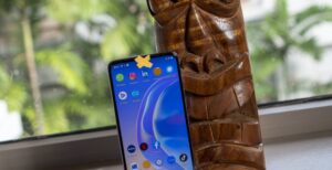 Scopri di più sull'articolo Smartphone con fotocamera frontale sempre accesa, quando l’innovazione fa a pugni con la privacy