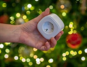Scopri di più sull'articolo L’albero di Natale diventa smart in 5 minuti e con 10 euro: ecco come