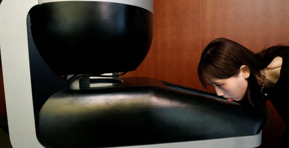 Leccare lo schermo per sentire i sapori del cibo mostrato: la strana idea arriva dal Giappone