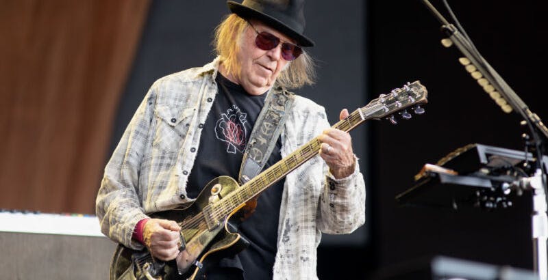 Neil Young minaccia di togliere i brani da Spotify se non sparirà il podcast che alimenta complotti sui vaccini