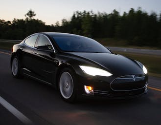Al momento stai visualizzando Sfida di velocità fra una Harley-Davidson Livewire modificata e una Tesla Model S Plaid: chi vince?