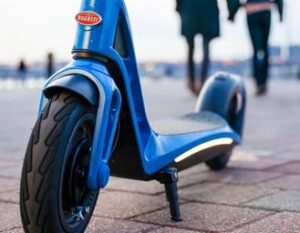 Scopri di più sull'articolo Il primo veicolo elettrico di Bugatti non è un’auto sportiva ma un monopattino