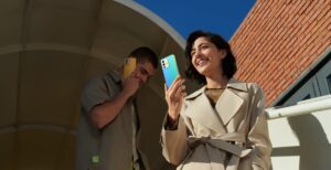 Scopri di più sull'articolo Anche lo smartphone si abbronza: il Vivo V23 cambia colore sotto alla luce del sole