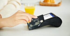 Scopri di più sull'articolo Multa per commercianti e professionisti che non accettano i pagamenti in carta: si parte dal 2023