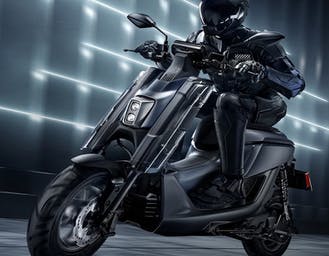 Al momento stai visualizzando Il nuovo scooter elettrico di Yamaha: EMF supporta le batterie scambiabili di Gogoro