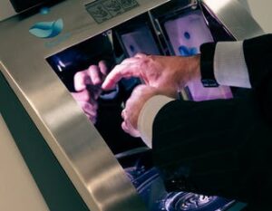 Scopri di più sull'articolo La prova di Soapy, il primo sistema lavamani che controlla come lo fai. E ti misura la febbre