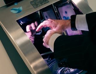 Al momento stai visualizzando La prova di Soapy, il primo sistema lavamani che controlla come lo fai. E ti misura la febbre