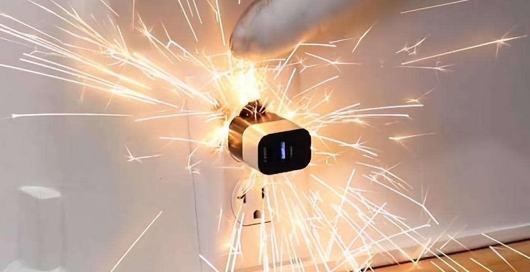 Scopri di più sull'articolo Alexa ha sfidato una bimba a “giocare” con una presa elettrica. Amazon corre ai ripari