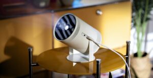 Scopri di più sull'articolo Samsung Freestyle non è un semplice proiettore, è un faro sulla creatività