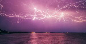 Scopri di più sull'articolo Due mega-lampi hanno battuto il record di estensione e di durata: nel cielo per 768 km e 17 secondi