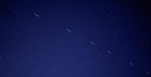 Scopri di più sull'articolo Le costellazioni di satelliti come Starlink ostacolano gli astronomi: è nato un centro internazionale per trovare un rimedio