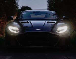 Scopri di più sull'articolo James Bond guiderà auto elettriche o ibride: dal 2026 la gamma di Aston Martin sarà totalmente elettrificata