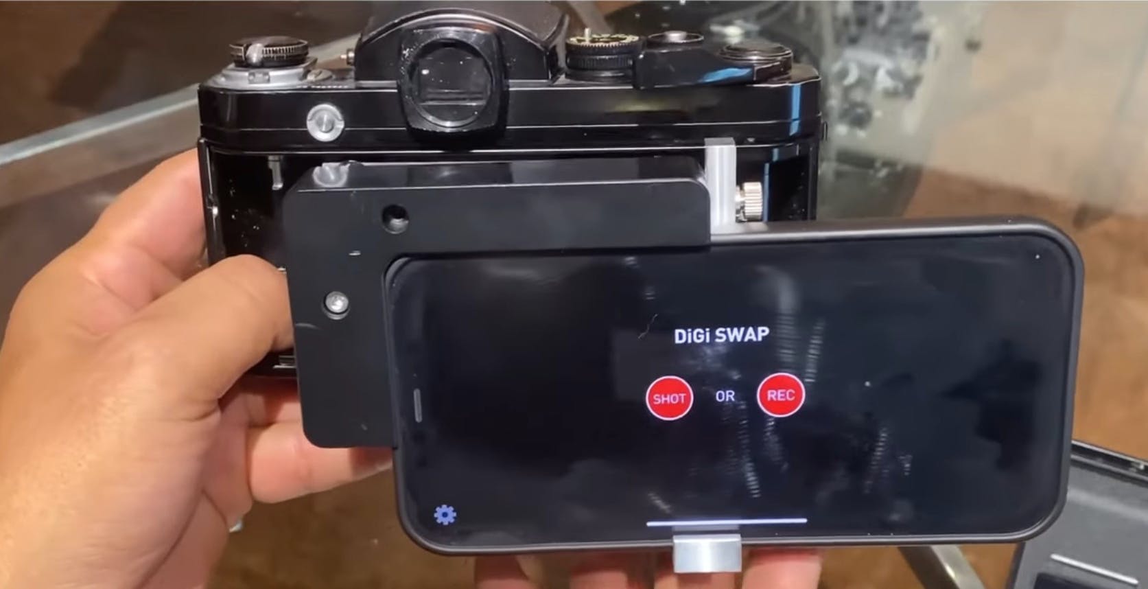 La macchina fotografica analogica torna a vivere grazie ad un iPhone. In un certo senso